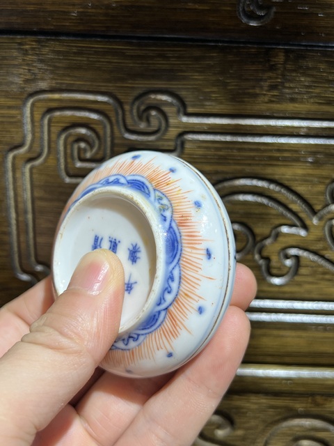古玩陶瓷青花五彩趕珠龍紋印盒真品鑒賞圖