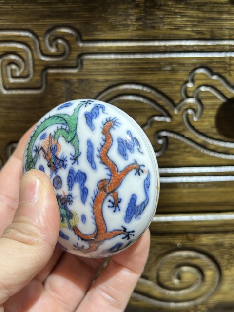 古玩陶瓷青花五彩趕珠龍紋印盒真品鑒賞圖