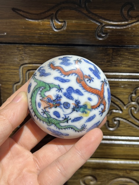 古玩陶瓷青花五彩趕珠龍紋印盒真品鑒賞圖