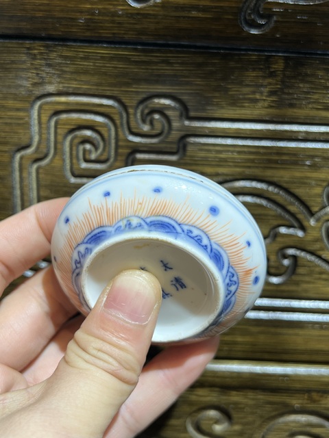 古玩陶瓷青花五彩趕珠龍紋印盒真品鑒賞圖