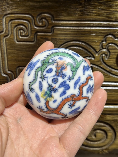 古玩陶瓷青花五彩趕珠龍紋印盒真品鑒賞圖