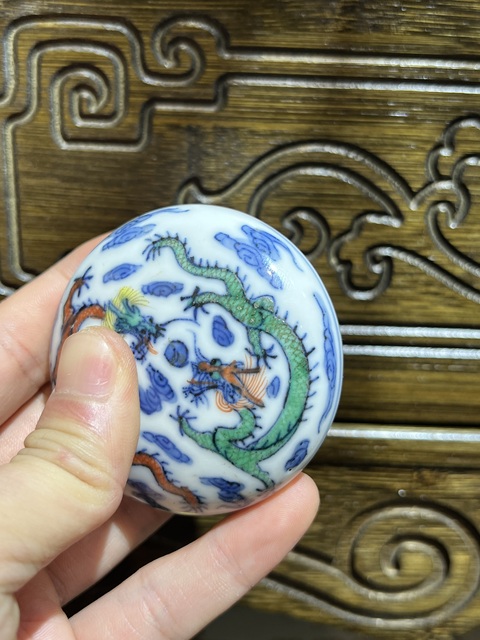 古玩陶瓷青花五彩趕珠龍紋印盒真品鑒賞圖