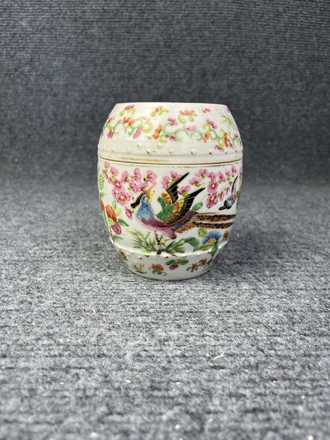 古玩陶瓷廣彩花鳥紋鼓釘蓋缸真品鑒賞圖