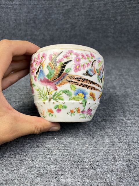 古玩陶瓷廣彩花鳥紋鼓釘蓋缸真品鑒賞圖