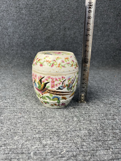 古玩陶瓷廣彩花鳥紋鼓釘蓋缸真品鑒賞圖