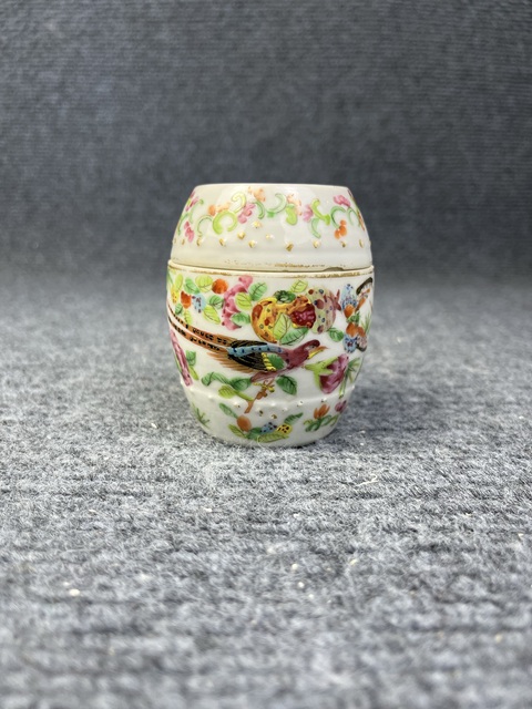 古玩陶瓷廣彩花鳥紋鼓釘蓋缸真品鑒賞圖