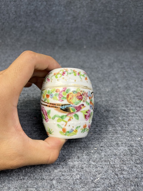 古玩陶瓷廣彩花鳥紋鼓釘蓋缸真品鑒賞圖