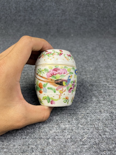 古玩陶瓷廣彩花鳥紋鼓釘蓋缸真品鑒賞圖