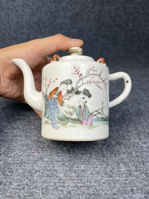 古玩陶瓷粉彩三娘教子四系壺拍賣,當(dāng)前價格1888元