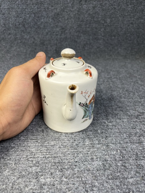 古玩陶瓷粉彩三娘教子四系壺拍賣,當(dāng)前價格1888元
