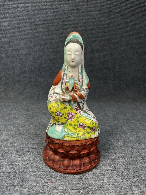 古玩陶瓷乾隆粉彩觀音塑像真品鑒賞圖