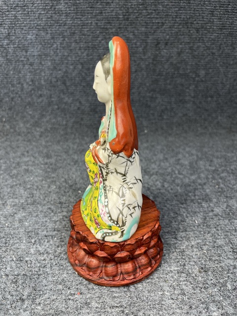 古玩陶瓷乾隆粉彩觀音塑像真品鑒賞圖