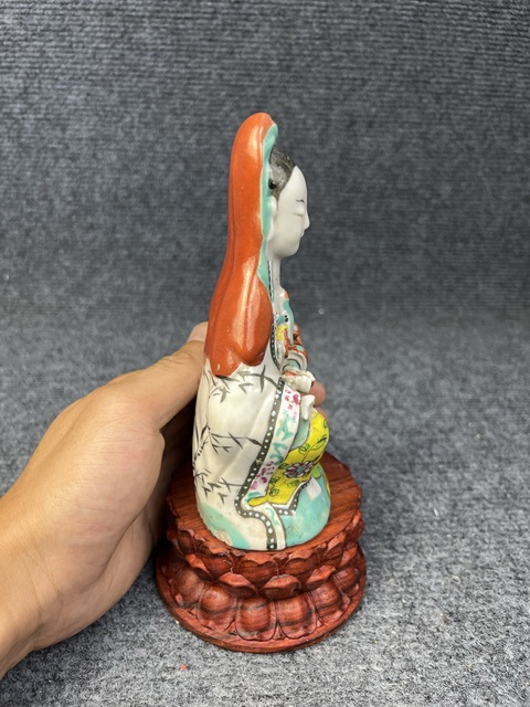 古玩陶瓷乾隆粉彩觀音塑像真品鑒賞圖