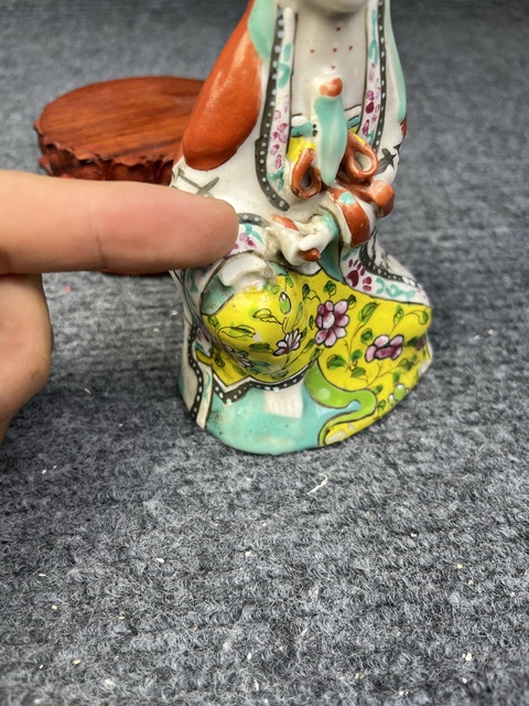 古玩陶瓷乾隆粉彩觀音塑像真品鑒賞圖
