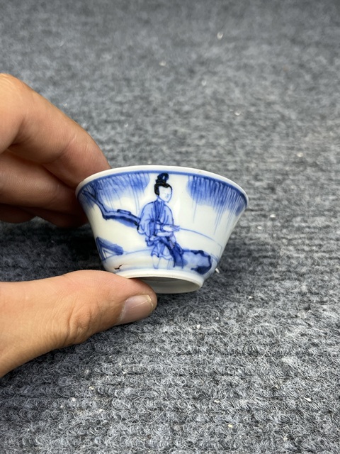 古玩陶瓷康熙青花仕女垂釣馬蹄杯真品鑒賞圖
