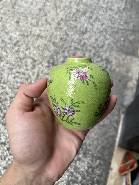 古玩陶瓷蘋果綠軋道粉彩花卉紋罐真品鑒賞圖