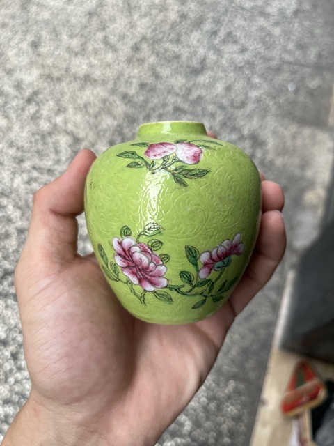 古玩陶瓷蘋果綠軋道粉彩花卉紋罐真品鑒賞圖