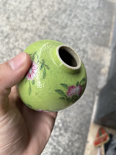 古玩陶瓷蘋果綠軋道粉彩花卉紋罐真品鑒賞圖