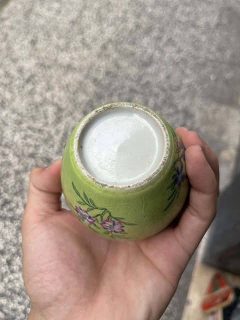 古玩陶瓷蘋果綠軋道粉彩花卉紋罐真品鑒賞圖