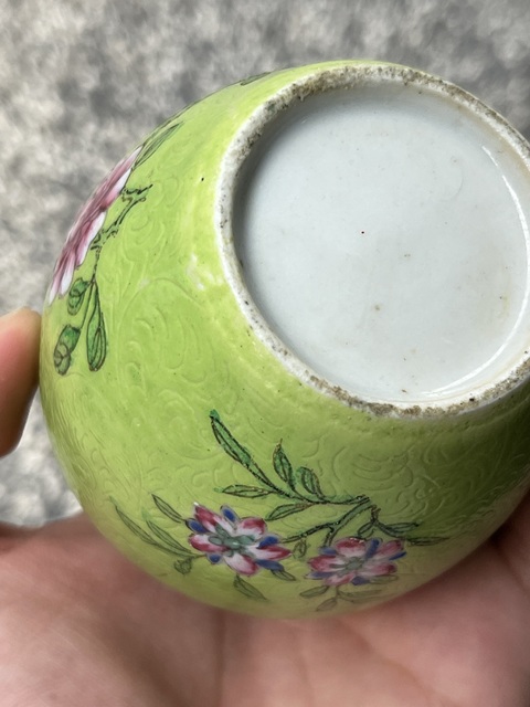 古玩陶瓷蘋果綠軋道粉彩花卉紋罐真品鑒賞圖