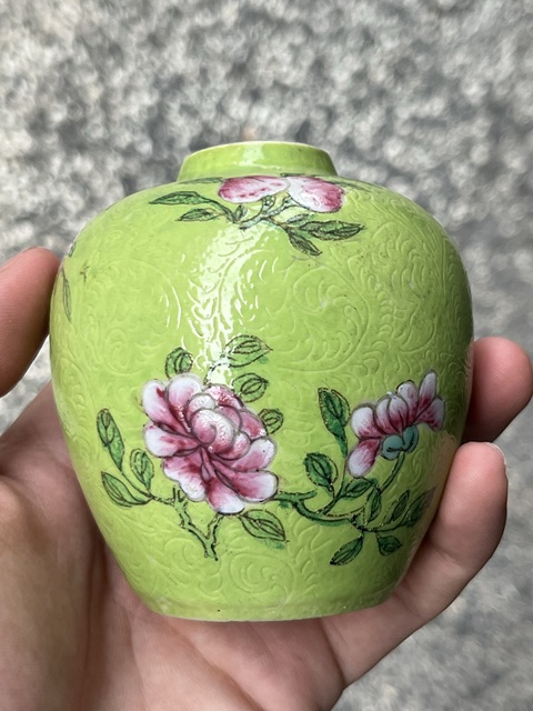 古玩陶瓷蘋果綠軋道粉彩花卉紋罐真品鑒賞圖
