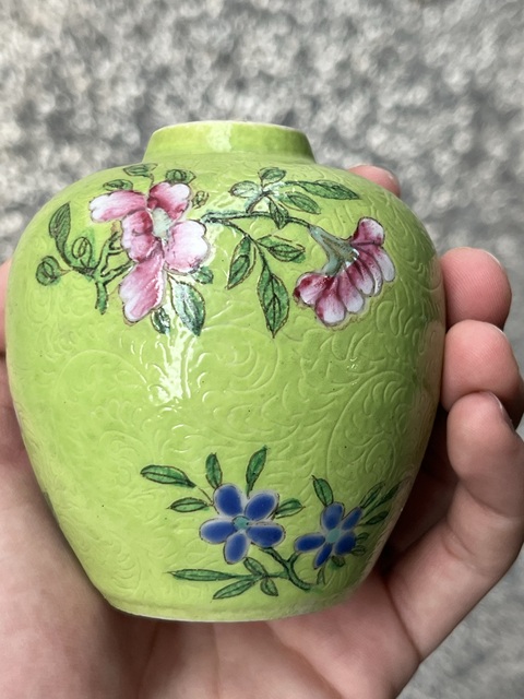古玩陶瓷蘋果綠軋道粉彩花卉紋罐真品鑒賞圖