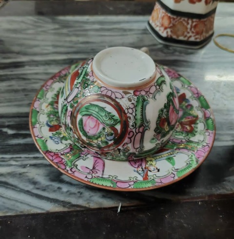 古玩陶瓷人物花鳥蝶紋廣彩杯盤真品鑒賞圖