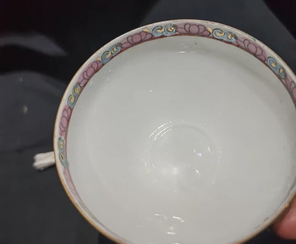 古玩陶瓷人物花鳥蝶紋廣彩杯盤真品鑒賞圖