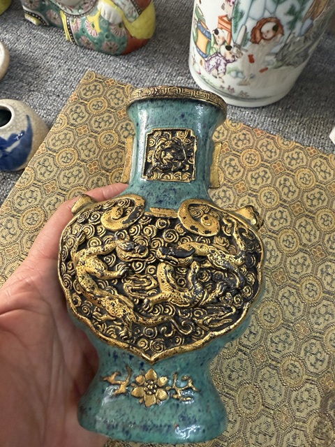 古玩陶瓷爐鈞釉浮雕雙龍戲珠紋雙耳瓶真品鑒賞圖
