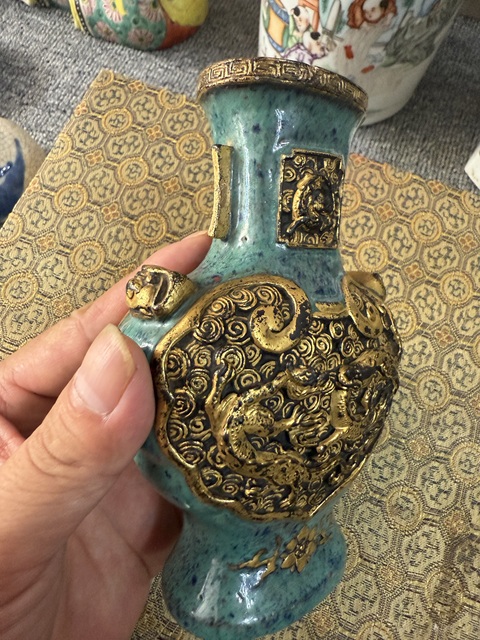 古玩陶瓷爐鈞釉浮雕雙龍戲珠紋雙耳瓶真品鑒賞圖