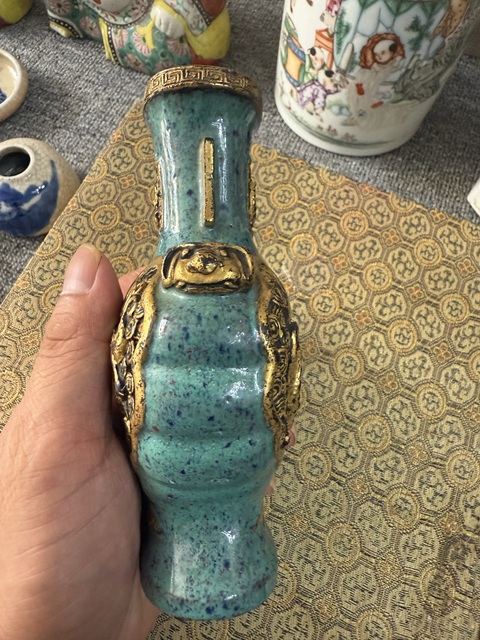 古玩陶瓷爐鈞釉浮雕雙龍戲珠紋雙耳瓶真品鑒賞圖