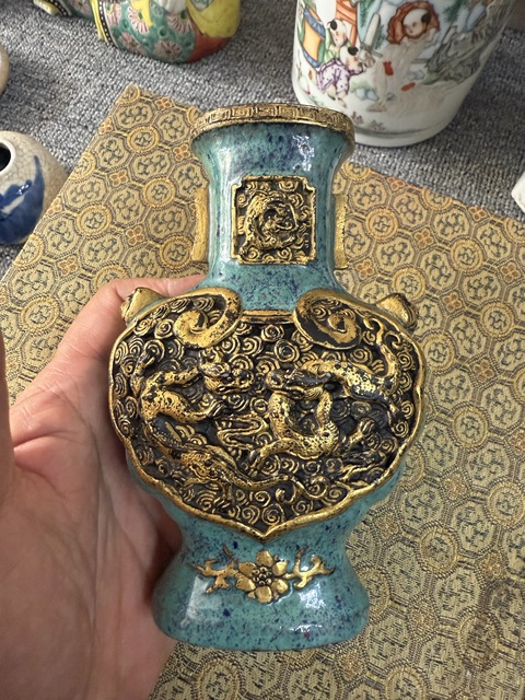 古玩陶瓷爐鈞釉浮雕雙龍戲珠紋雙耳瓶真品鑒賞圖