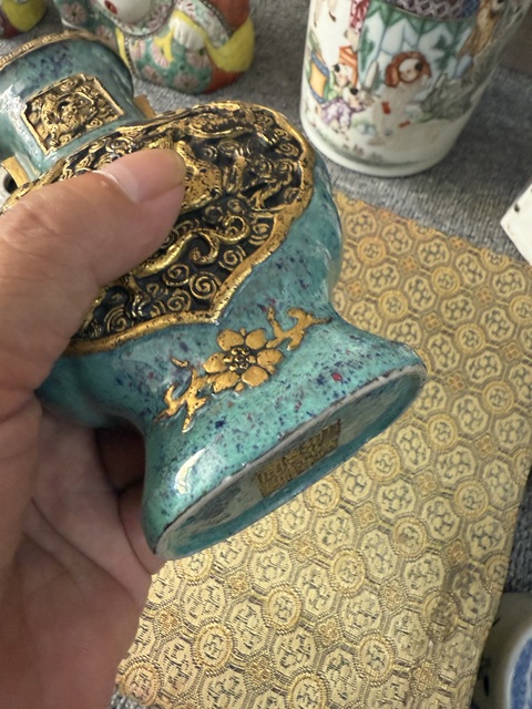 古玩陶瓷爐鈞釉浮雕雙龍戲珠紋雙耳瓶真品鑒賞圖