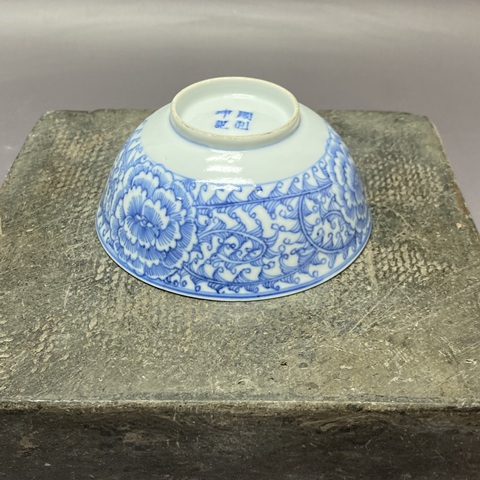 古玩陶瓷花卉紋青花碗真品鑒賞圖