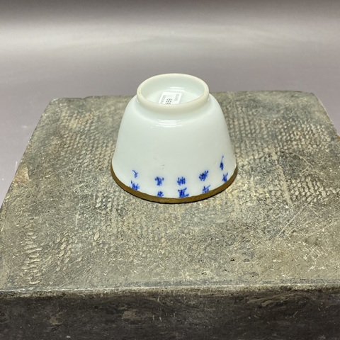 古玩陶瓷花卉詩紋青花杯真品鑒賞圖