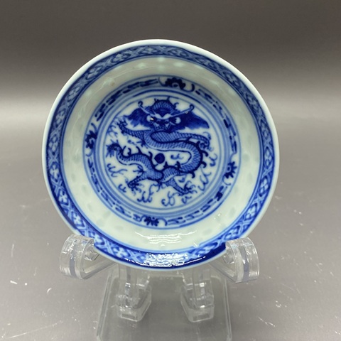 古玩陶瓷正面龍紋玲瓏瓷青花盤真品鑒賞圖