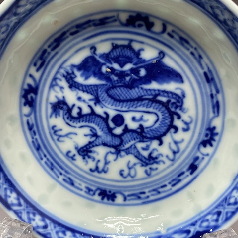 古玩陶瓷正面龍紋玲瓏瓷青花盤真品鑒賞圖