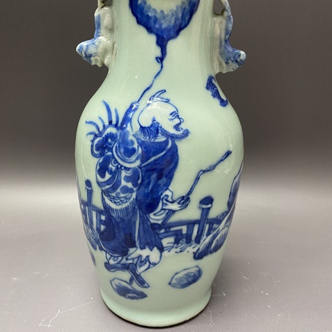 古玩陶瓷鐵拐李豆青釉青花瓶真品鑒賞圖