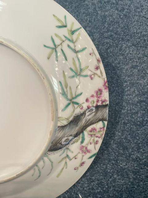 古玩陶瓷梅紋粉彩盤真品鑒賞圖