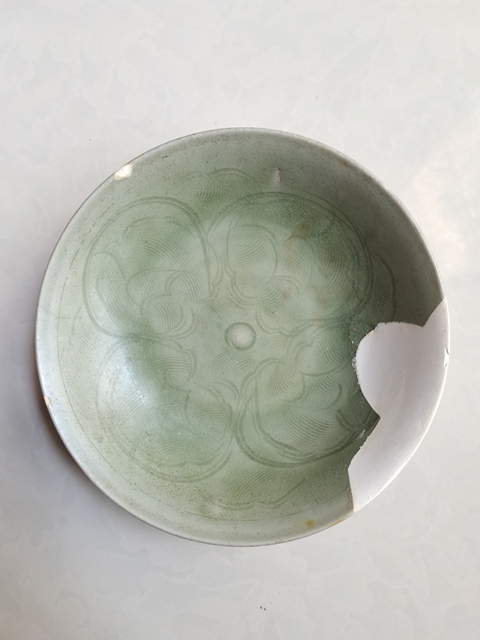 古玩陶瓷龍泉青瓷刻花盤拍賣,當(dāng)前價(jià)格0元