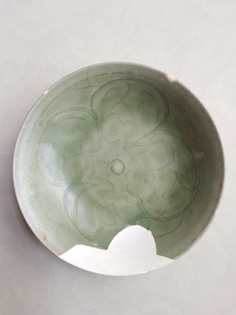 古玩陶瓷龍泉青瓷刻花盤拍賣,當(dāng)前價(jià)格0元