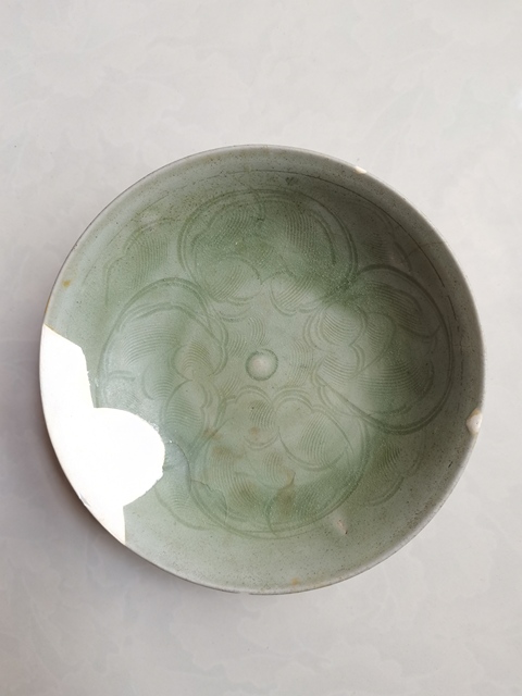 古玩陶瓷龍泉青瓷刻花盤拍賣,當(dāng)前價(jià)格0元