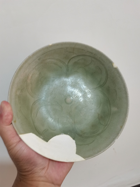 古玩陶瓷龍泉青瓷刻花盤拍賣,當(dāng)前價(jià)格0元