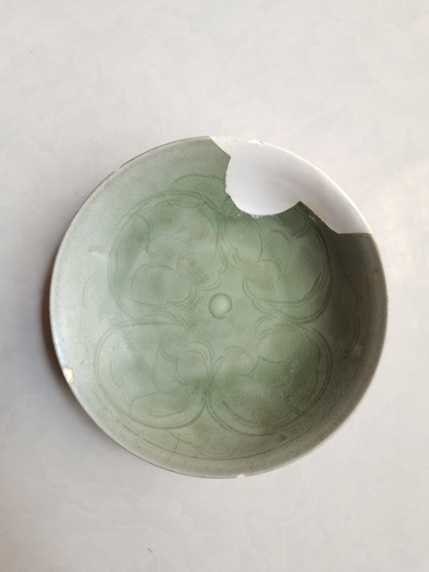 古玩陶瓷龍泉青瓷刻花盤拍賣,當(dāng)前價(jià)格0元