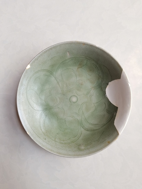古玩陶瓷龍泉青瓷刻花盤拍賣,當(dāng)前價(jià)格0元