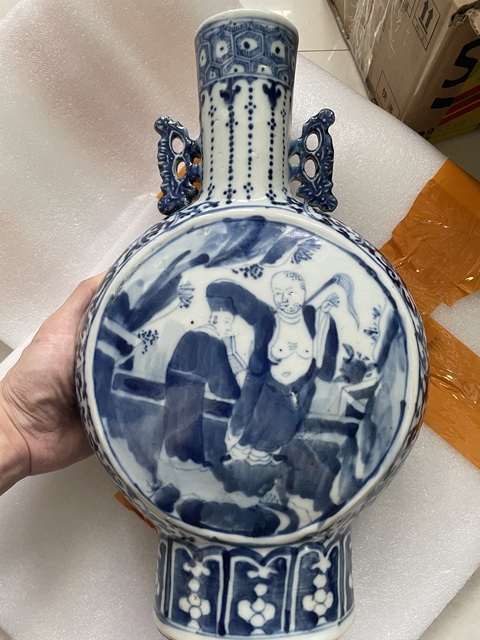 古玩陶瓷人物紋青花抱月瓶真品鑒賞圖