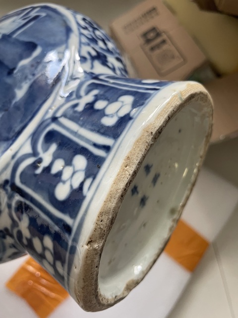 古玩陶瓷人物紋青花抱月瓶真品鑒賞圖