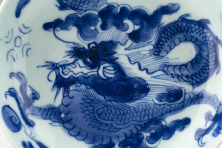 古玩陶瓷清雍正·青花過墻龍紋盤拍賣，當(dāng)前價格1440元