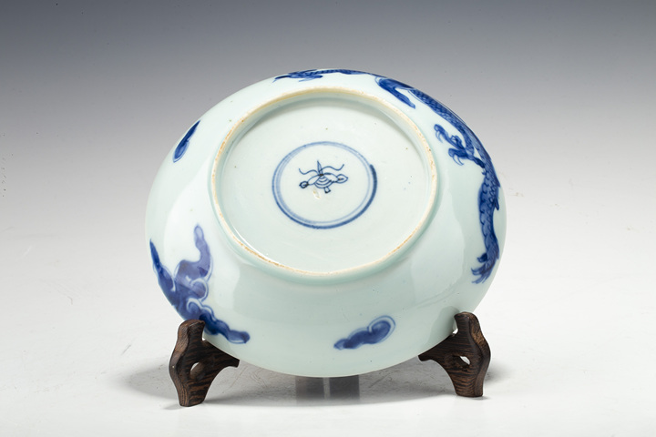 古玩陶瓷清雍正·青花過墻龍紋盤拍賣，當(dāng)前價格1440元