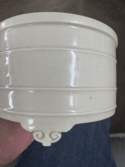 古玩陶瓷明末清初德化窯白釉三足旋紋爐真品鑒賞圖